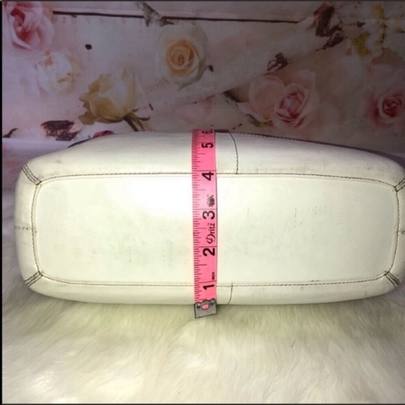 🌟 Signature Coach Shoulder Bag - Picture 10 of 12